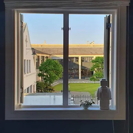 Villa Art Filled Townhouse In The Center Of