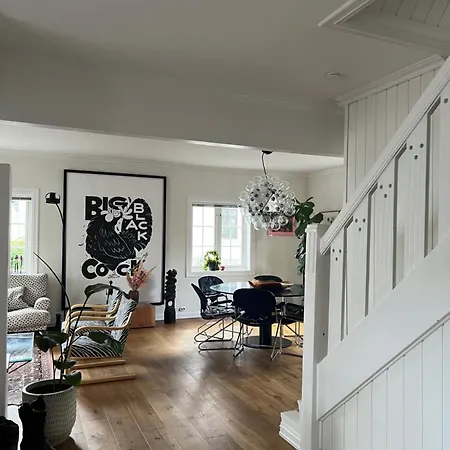 Art Filled Townhouse In The Center Of Stavanger