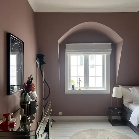 Art Filled Townhouse In The Center Of Villa *