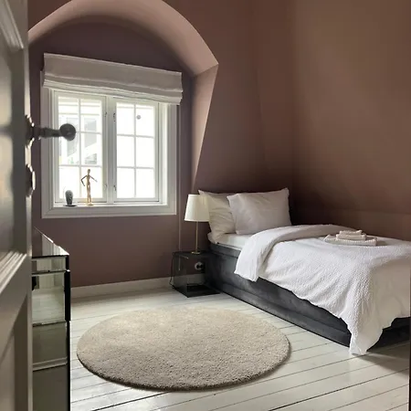 Art Filled Townhouse In The Center Of Villa *